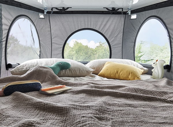 Chambre dans le toit relevable d'un van aménagé Pilote
