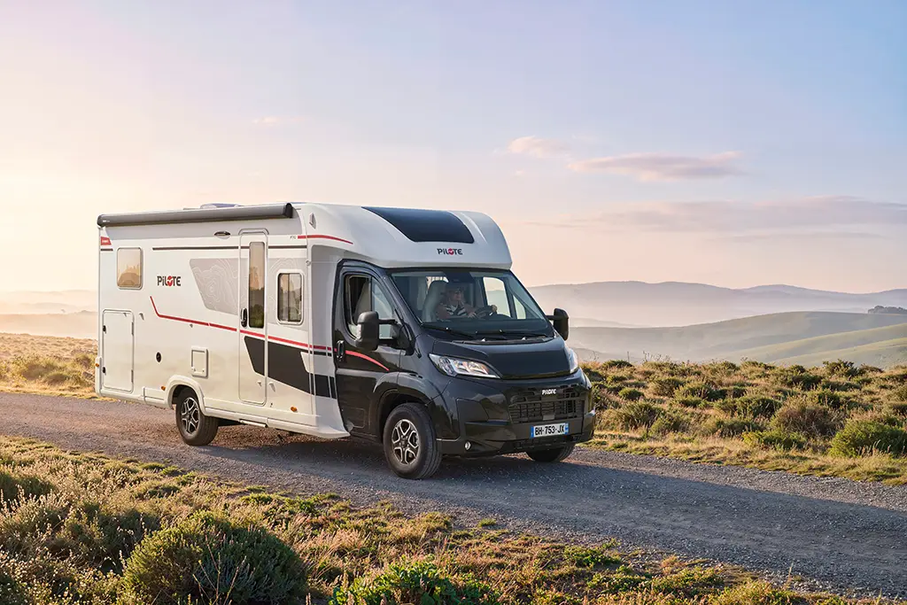 Camping car profilé sur une route de campagne